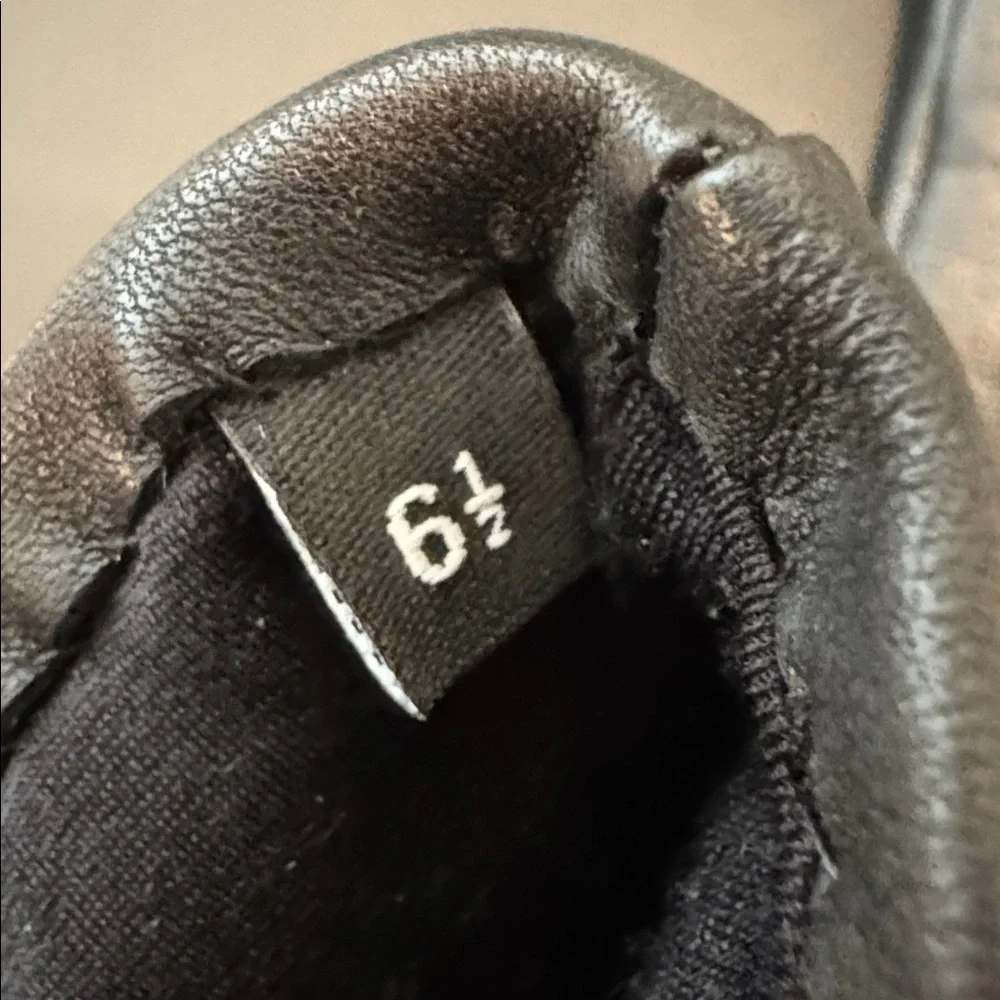 CHANEL CC Black leather Gloves with Pink Details